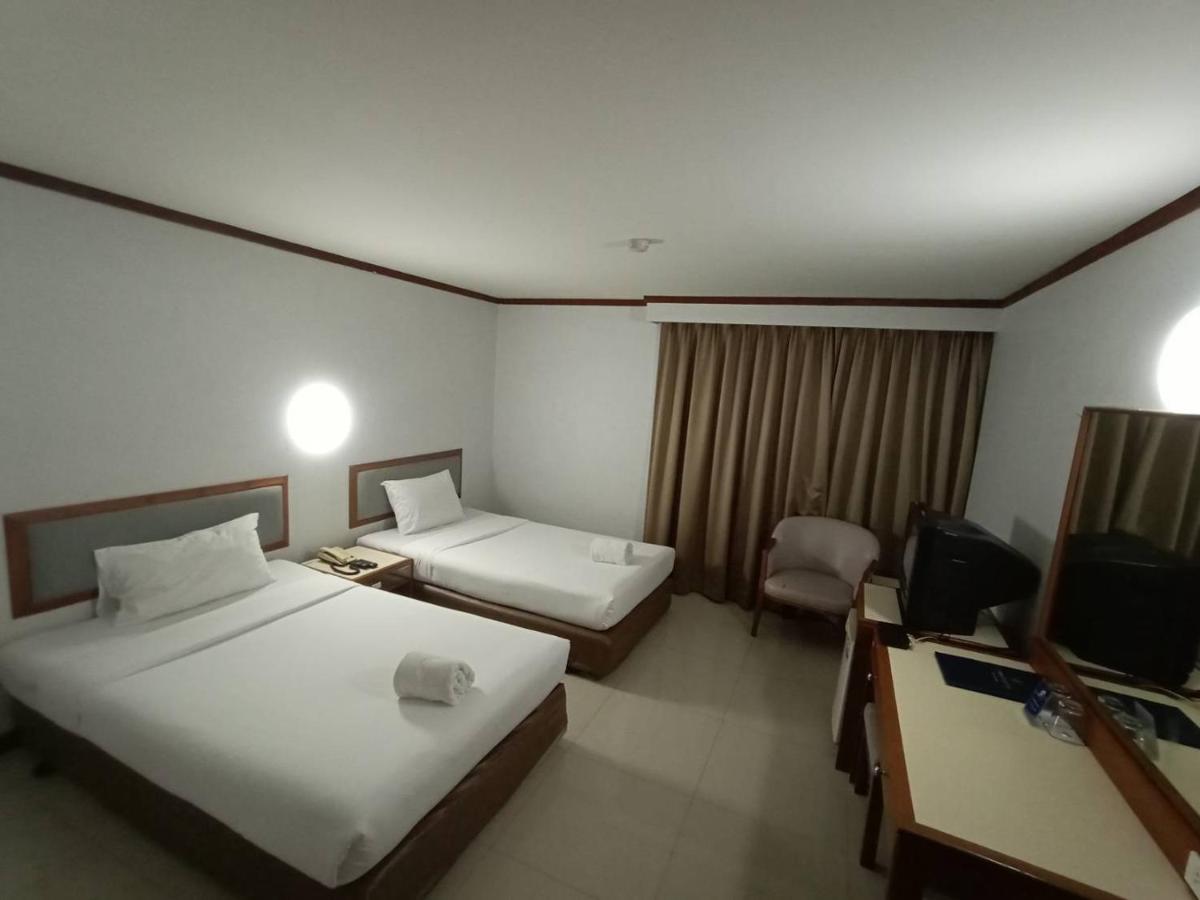 Friday Hotel Uttaradit Exterior foto
