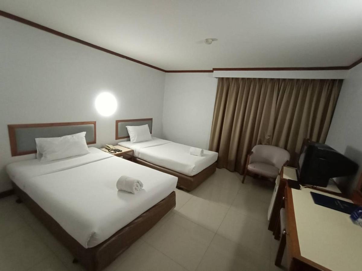 Friday Hotel Uttaradit Exterior foto