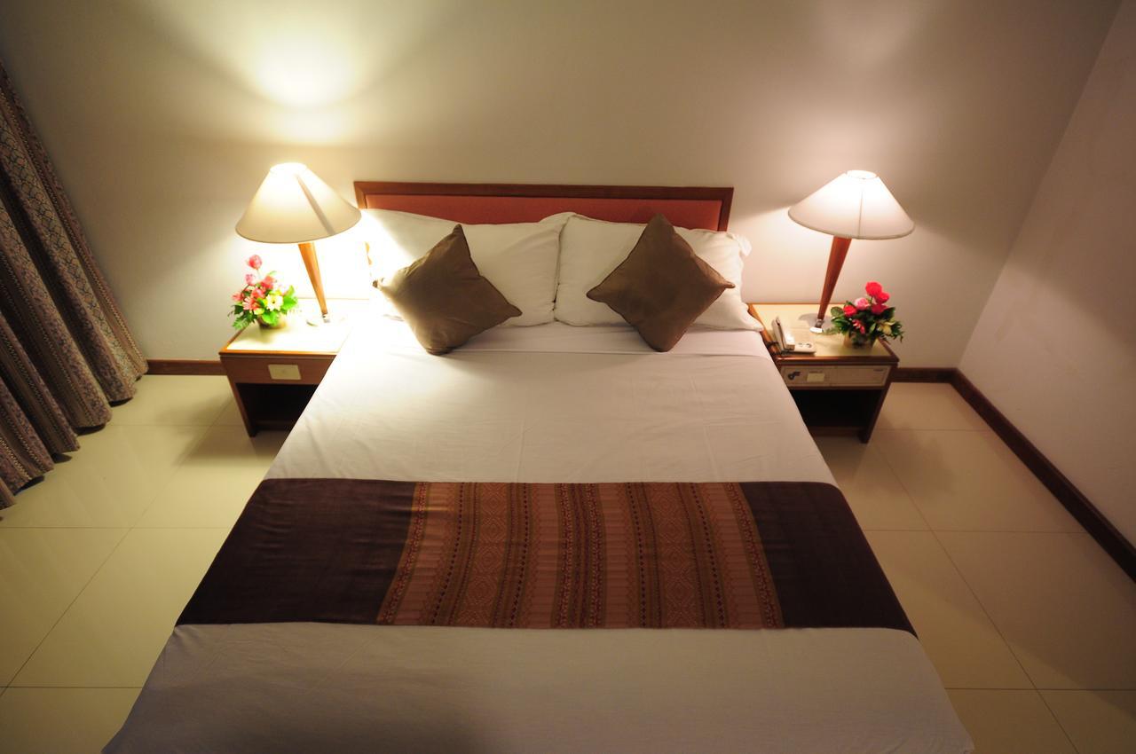 Friday Hotel Uttaradit Exterior foto