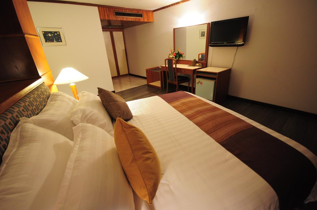 Friday Hotel Uttaradit Exterior foto