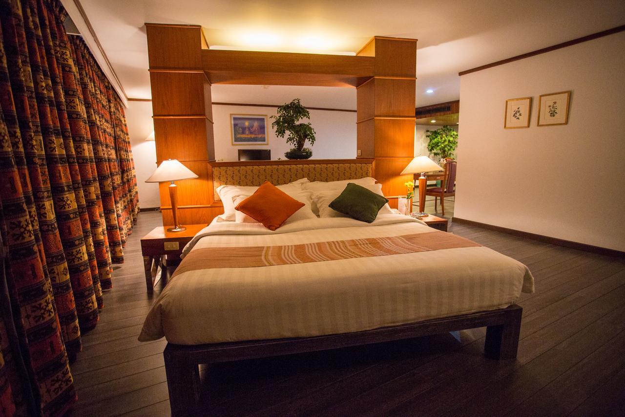 Friday Hotel Uttaradit Exterior foto
