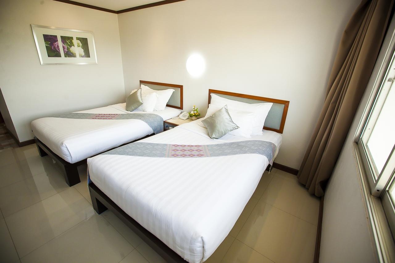 Friday Hotel Uttaradit Exterior foto