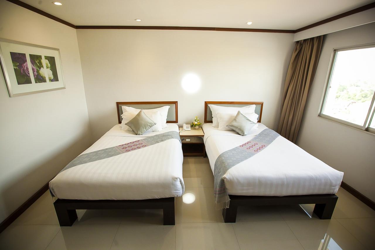 Friday Hotel Uttaradit Exterior foto